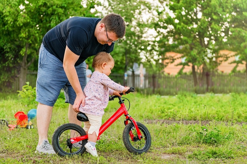 teach a kid to ride using a balance bike (2)